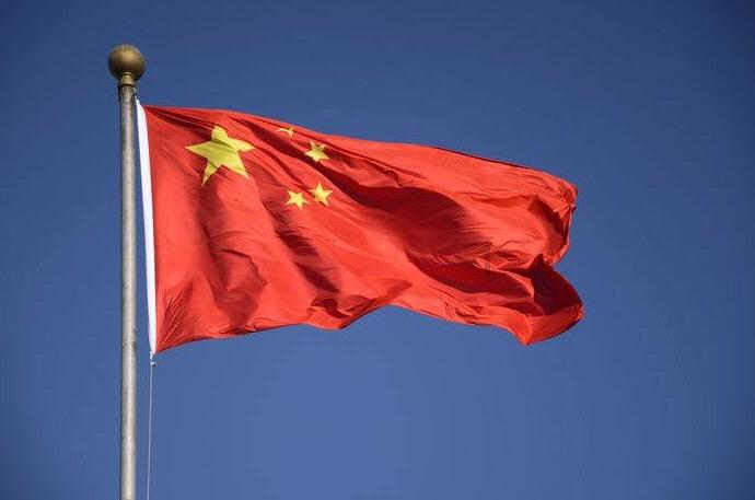 30多年前的摩登女郎,羞答答地望着镜头,当年性感泳装不输现在