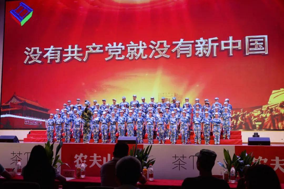 露肩短袖搭配黑色紧身裤，身材火辣不易翻车，你觉得能穿出高级感吗？游戏画面