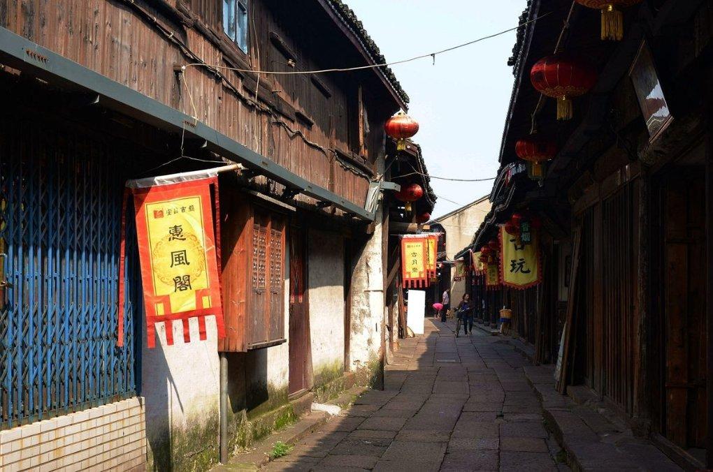 哪些简单易学的伸展动作可以缓解上班族的颈部疲劳？游戏画面